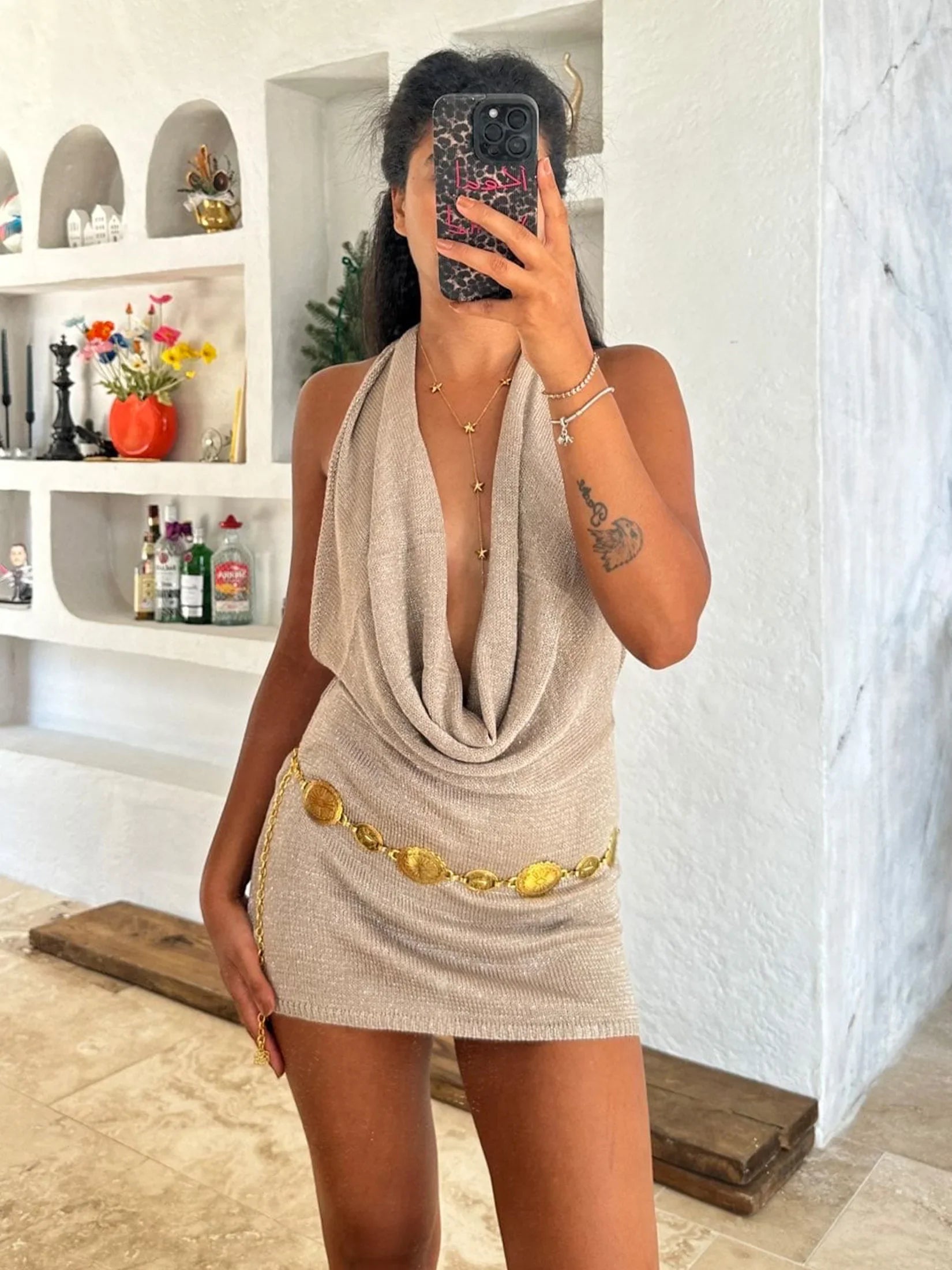 Vestido Mini con Escote en V y Espalda Descubierta de Elena Rodriguez