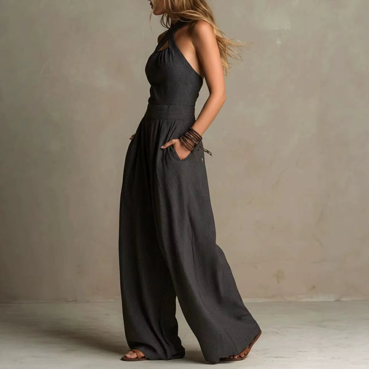 Traje elegante con escote cruzado de nuestra colección de Elena Rodriguez